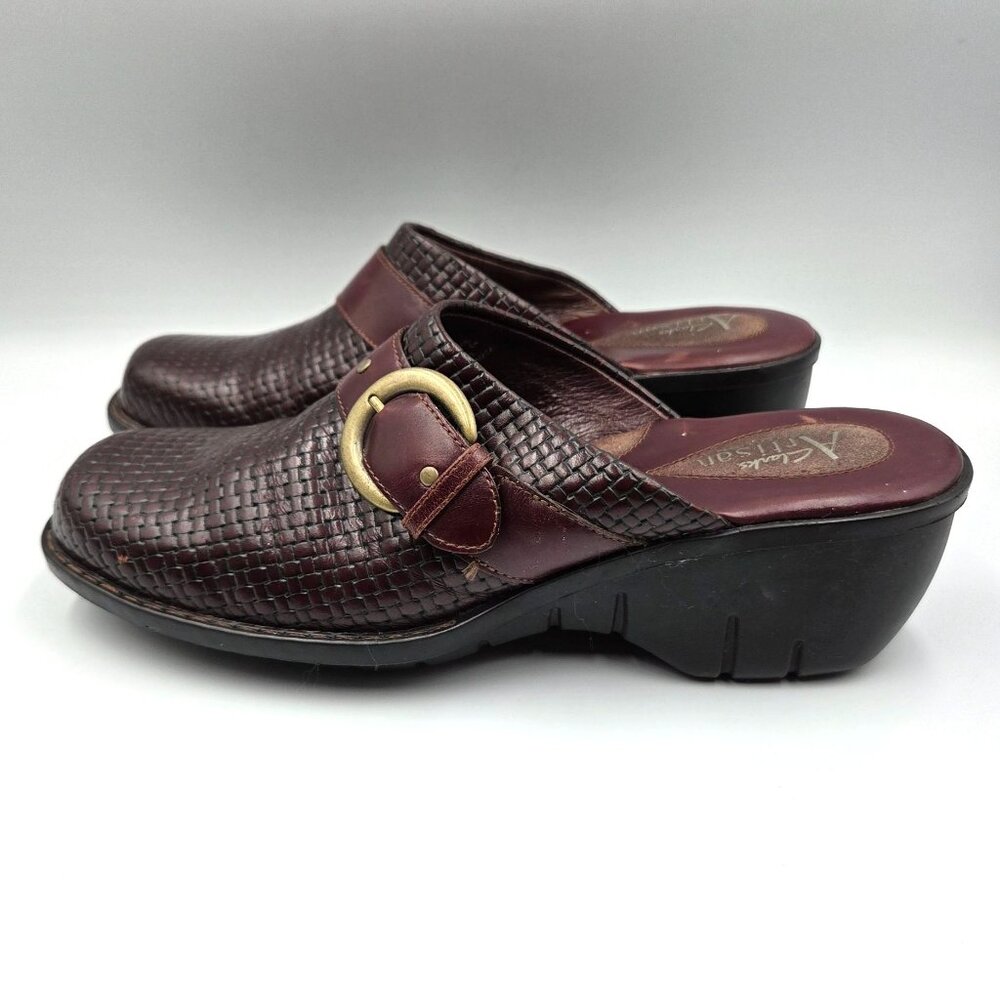Clarks Artisan Shoes Womens 8.5 Burgundy Leather Woven Mules Classic Preppy